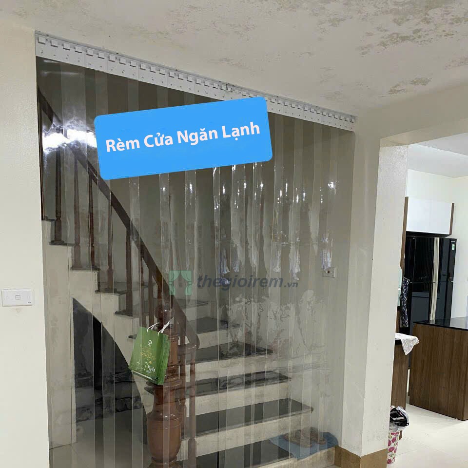 Thi công rèm ngăn lạnh cho cửa kính lớn